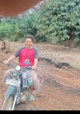 MASYARAKAT DI DAMPINGI PEMERINTA DESA SECARA SWADAYA DALAM MEMBANGUN JALAN DUSUN MULYA MAKMUR