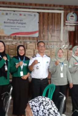 PEMBAGIAN BANTUAN PANGAN/SEMBAKO UNTUK WARGA DARI PEMERINTAH YANG DI SALUR MELALUI KELURAHAN CIKETING UDIK