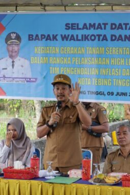 PERKUAT KETAHANAN PANGAN DAN TEKAN LAJU INFLASI, WALI KOTA TEBING TINGGI PIMPIN GERAKAN TANAM BAWANG MERAH DI KELURAHAN MEKAR SENTOSA
