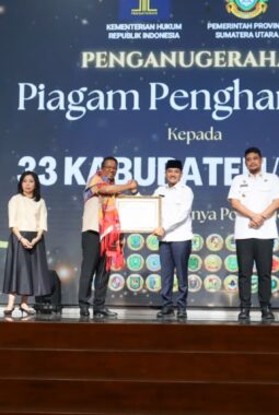 WUJUDKAN KEMUDAHAN AKSES PELAYANAN HUKUM BAGI MASYARAKAT, WALI KOTA TEBING TINGGI TERIMA PENGHARGAAN DARI KEMENTERIAN HUKUM RI