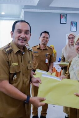 SERAHKAN SK PROGRAM INDONESIA PINTAR, WALI KOTA TEBING TINGGI MINTA KEPALA SEKOLAH BEKERJA ADAPTIF DAN BERINTEGRITAS